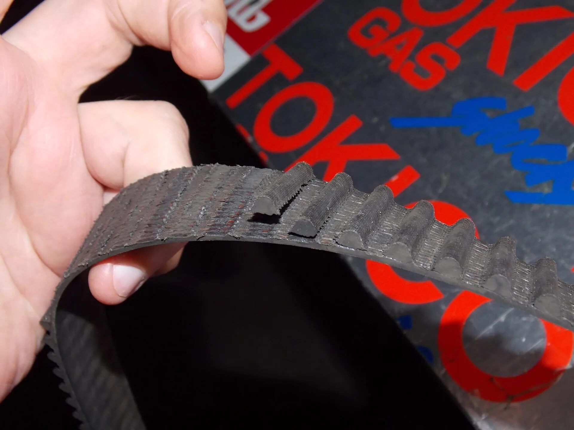 Вольво xc70 приводной ремень дизель. Рваный ремень грм. Порвался ремень грм последствия. Ремень машины порвался. Volvo xc70 приводной ремень.