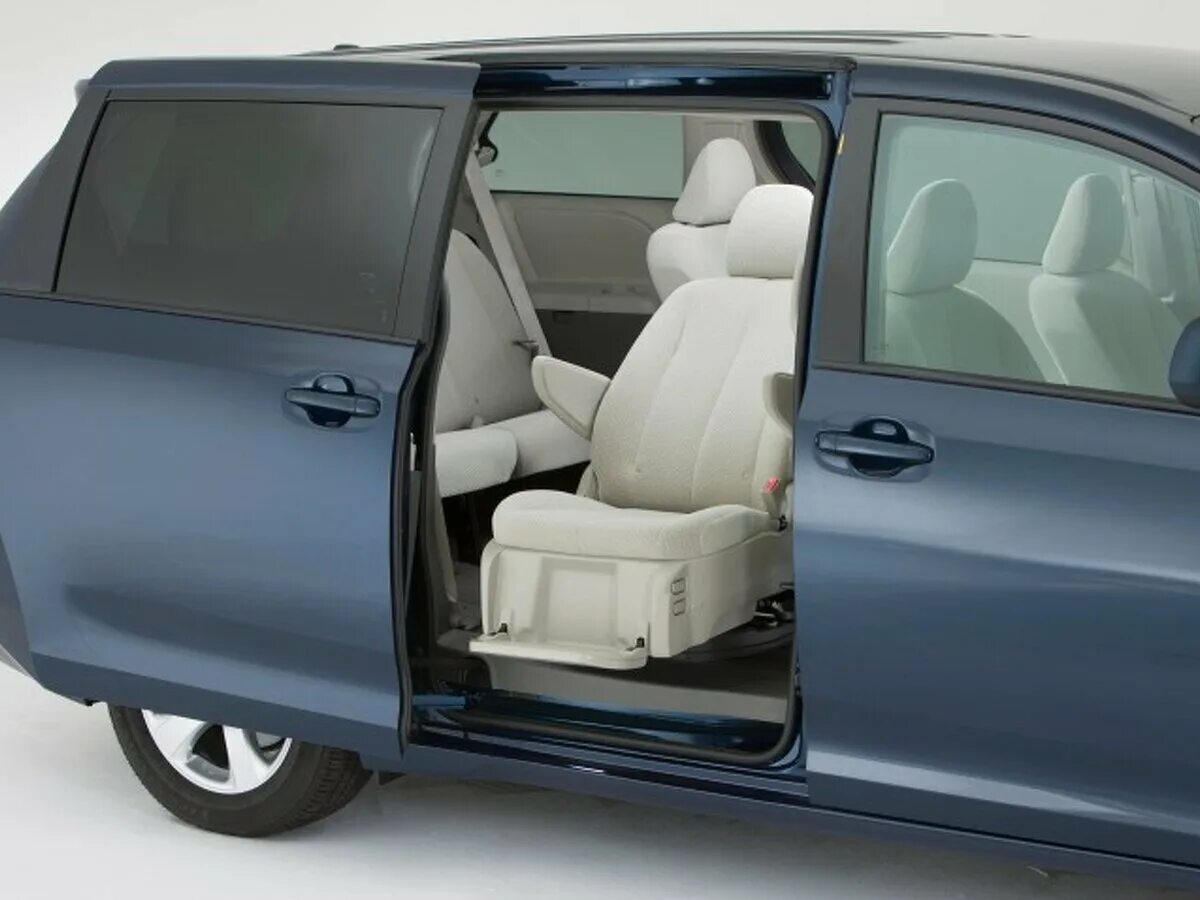 Купить минивэн для семьи. Toyota Sienna 8 мест. Toyota Sienna 2011. Toyota Sienna 2023. Тойота Сиенна 7 местная.