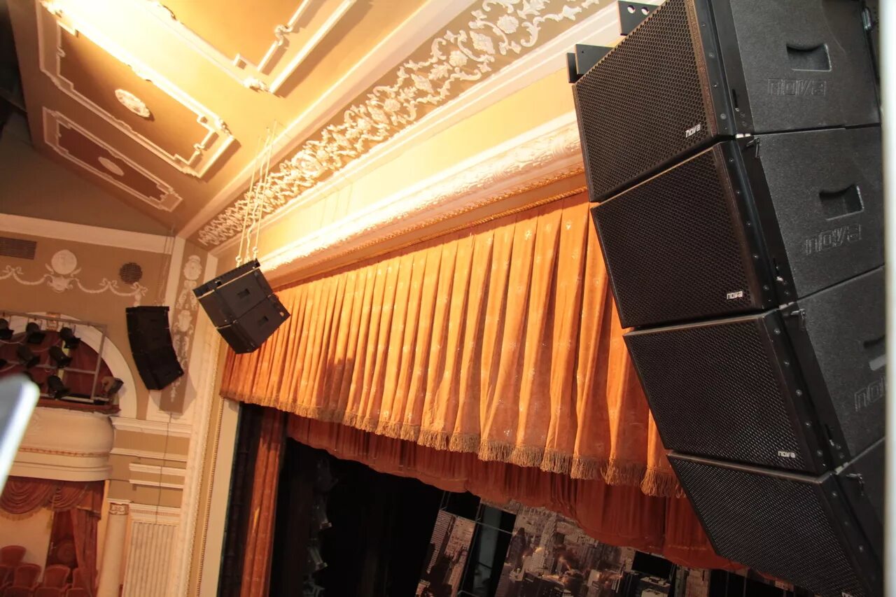 Jbl control 23. Акустическая система для конференц зала. Колонки для концертов. Звуковое оборудование мср400. Комната для прослушивания.