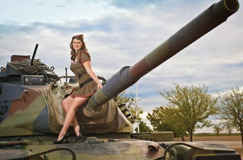пин ап war thunder. World of tanks девушки. женщина со снарядом. вар тандер пилоты. фотосессия на танке.