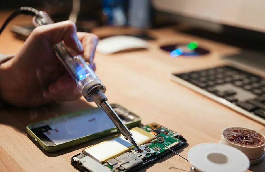 Починка телефона айфон. Комплектующие для телефонов. Мастер по ремонту телефонов. Ст ремонт телефонов. Ст ремонт телефонов.