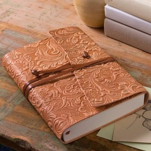 Дневник из кожи. Эрзац кожи для переплетов 7 букв. Кожаные переплеты старинных книг. Кожаная книга. Кожаная обложка для книги.