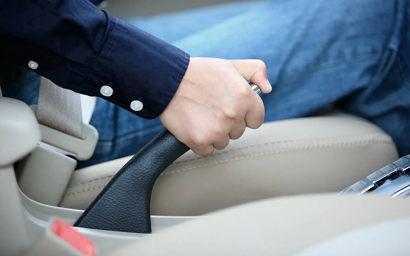 Ручной тормоз автомобиля. Женская рука на ручнике фото. Ручник в машине. Ручной тормоз автомобиля. Можно тормозить ручником.