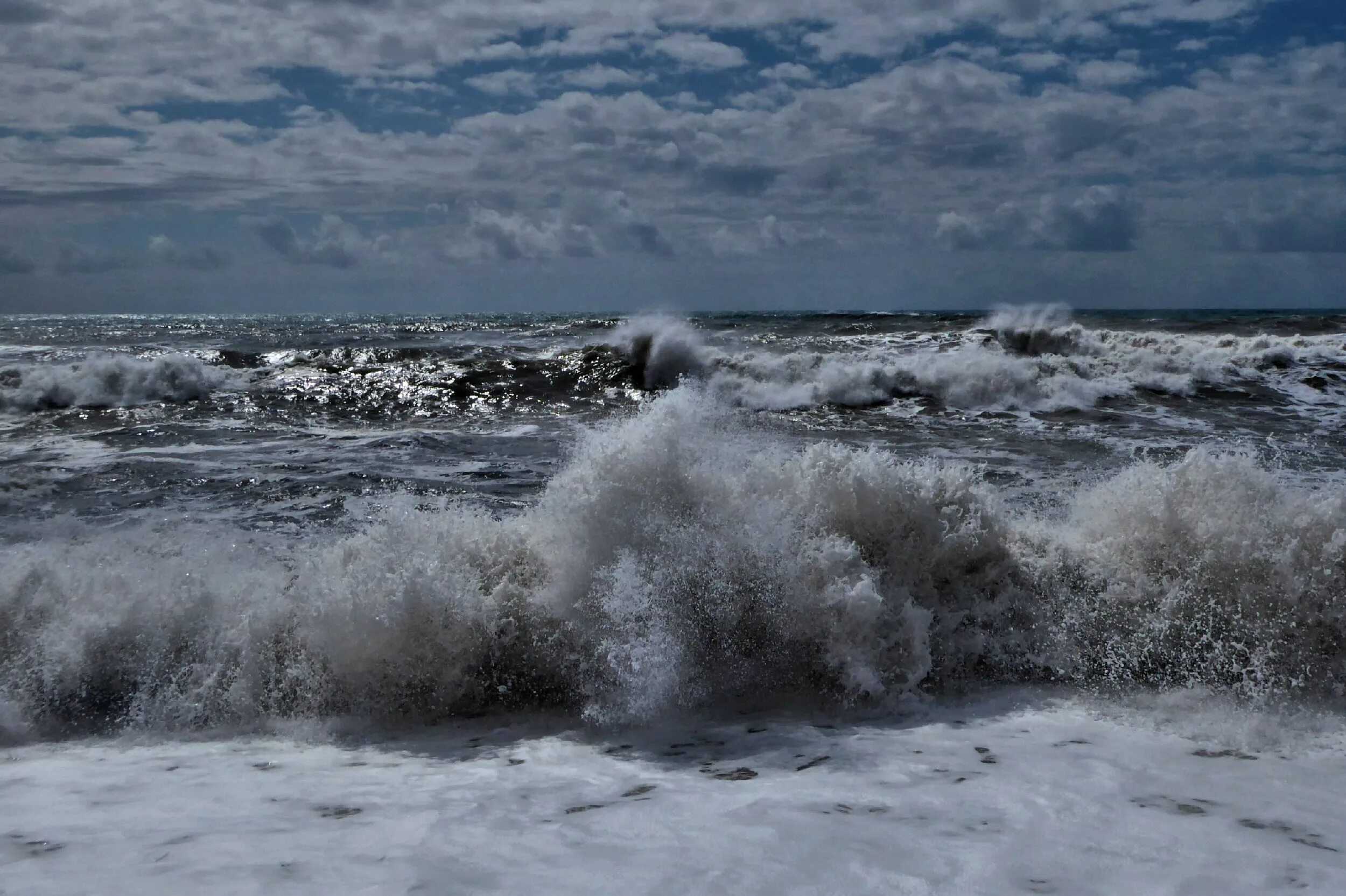 Море лоб. Каспийское море шторм. Каспийское море ЦУНАМИ. Баренцево море шторм. Шторм на Ладожском озере.