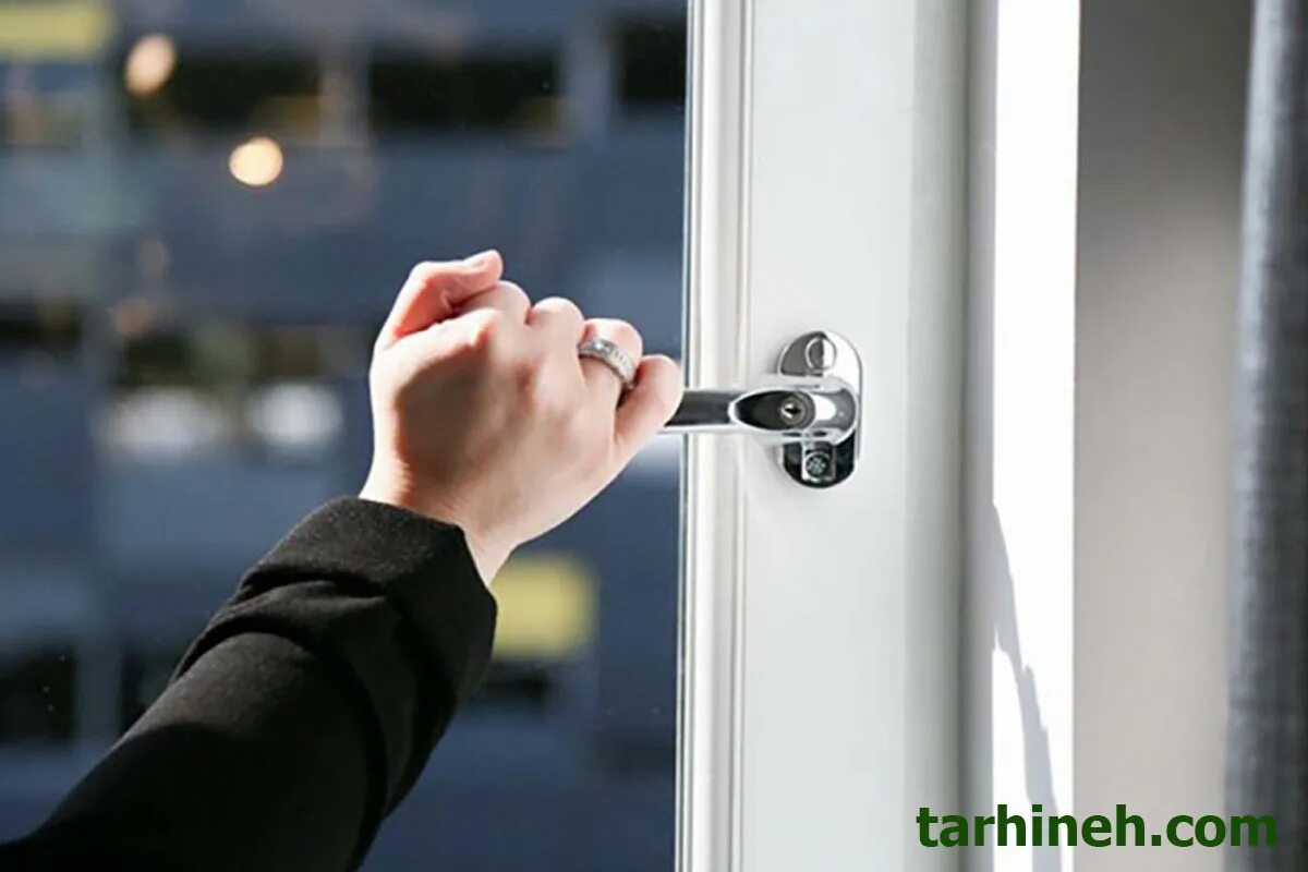 Как открыть окно в телефоне. Закрытая форточка. Душно окно. Форточка рука. PVC Door and Window.