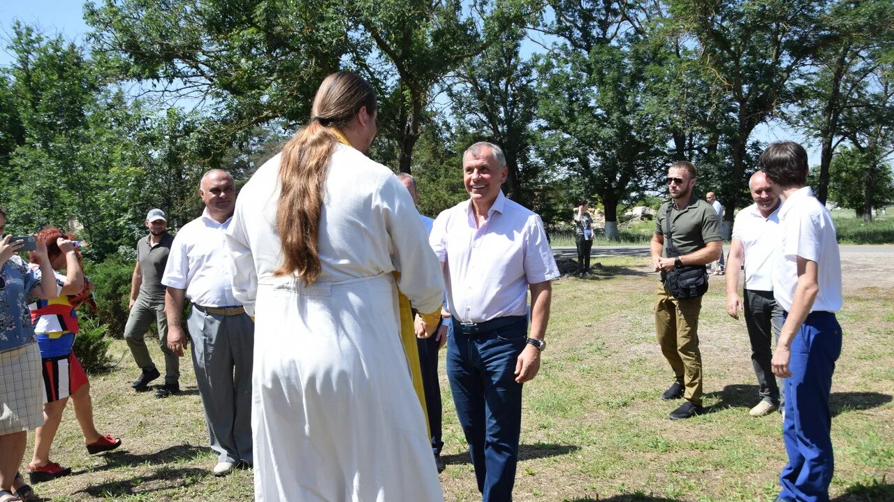Краснознаменка. Село краснознаменка, республика крым. краснознаменка (красногвардейский район). село краснознаменка украина. константинов встретился с жителями.