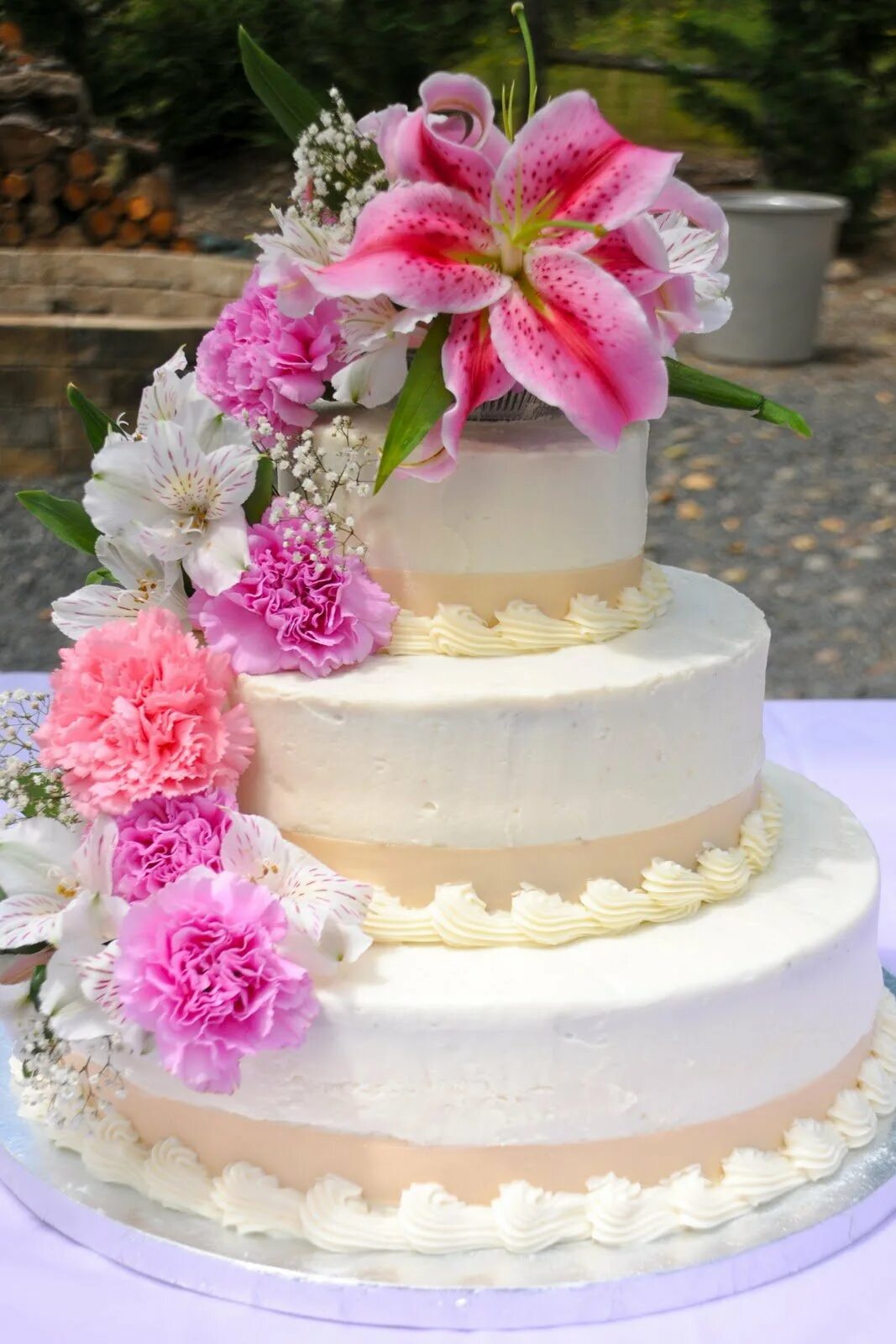 Украсить торт живыми. Торт с цветами. Торт с живыми цветами. Украшение свадебного торта. Украшение торта живыми цветами.