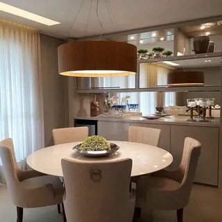 За большим круглым столом расставлены