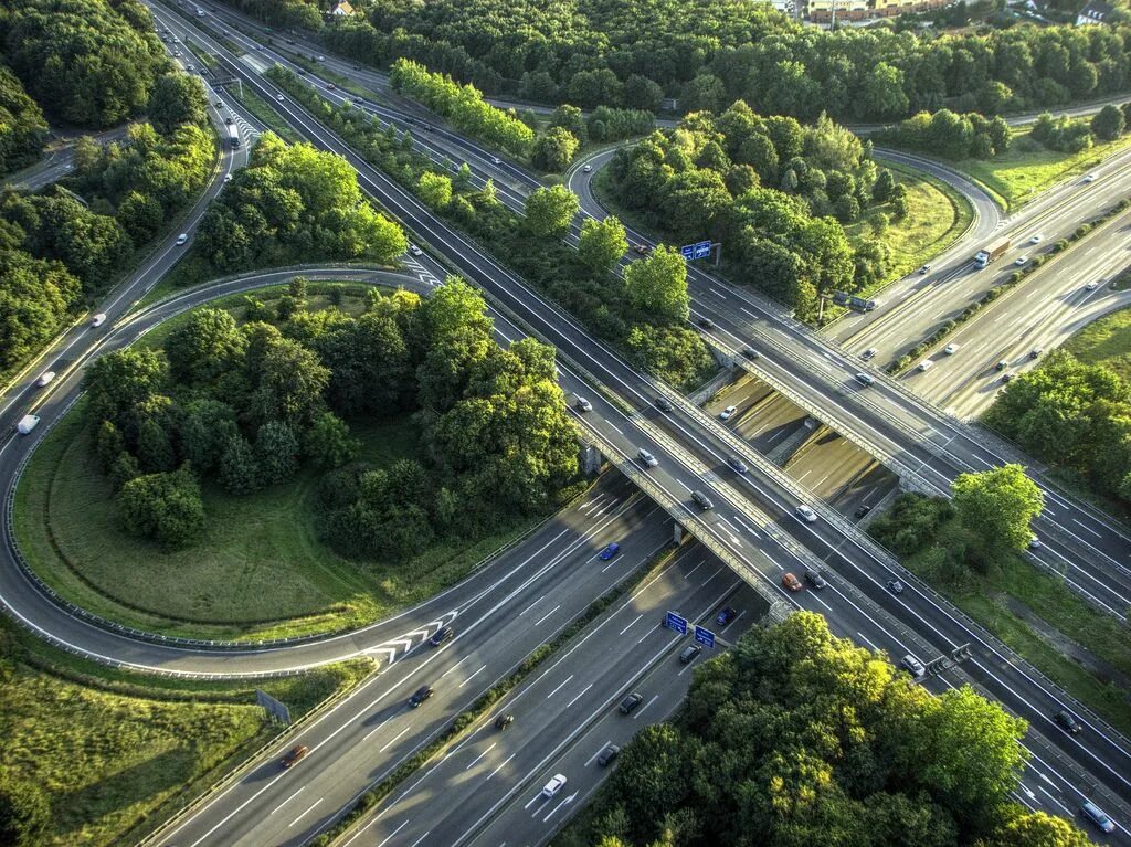 Части городской дороги. Озеленение дорожных развязок. Озеленение вдоль автомагистралей. Дорога в городе сверху. Линейно дорожные ландшафты.