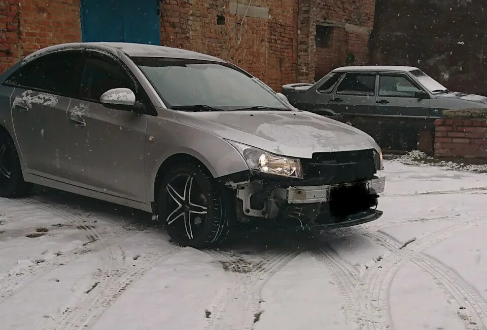 Шевроле круз без бампера. Шевроле круз без переднего бампера. шевроле круз 2013 без переднего бампера. черный шевроле круз без бампера. разбитый серебристый круз.