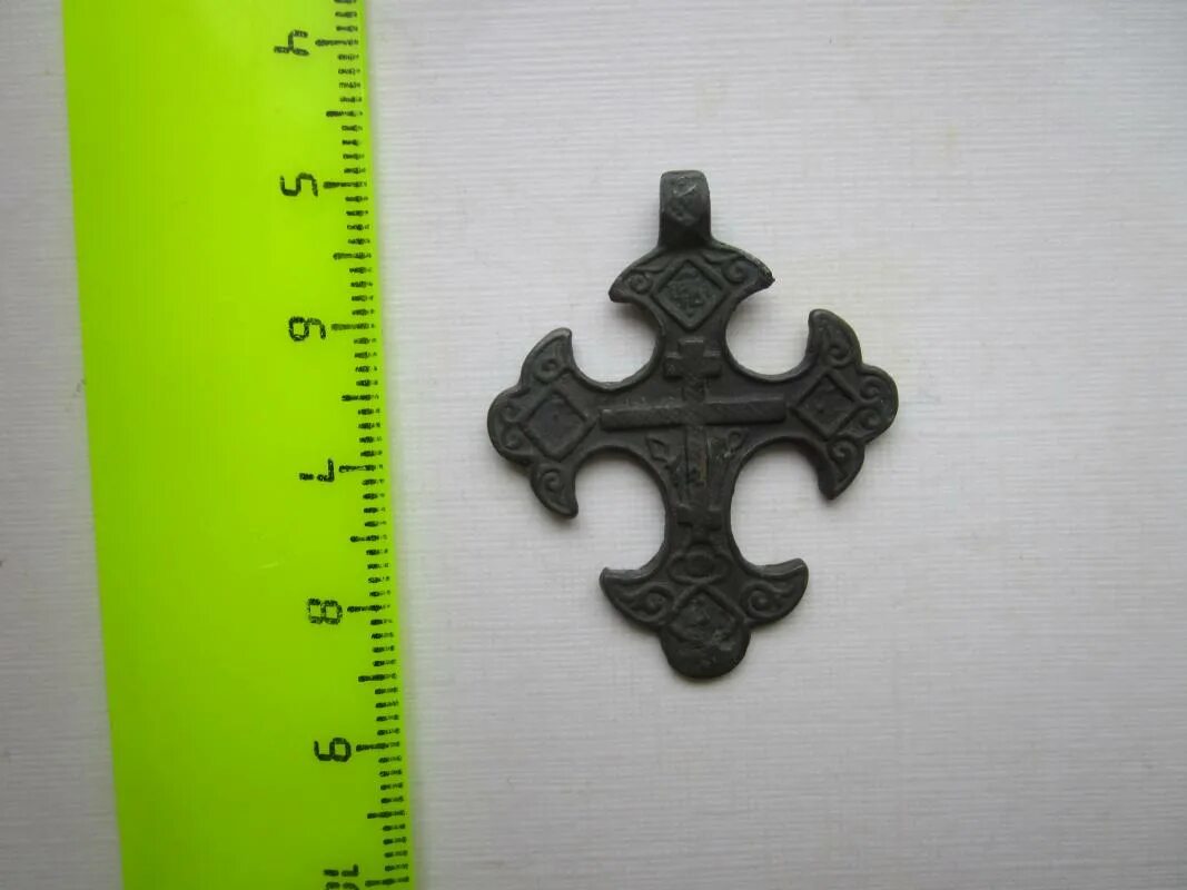 Век крест крест. Наперсный крест 19 век. Прямоконечный крест 17-18 век. Крест мощевик 19 века. Наперсный крест священнический медный 18-19 век.