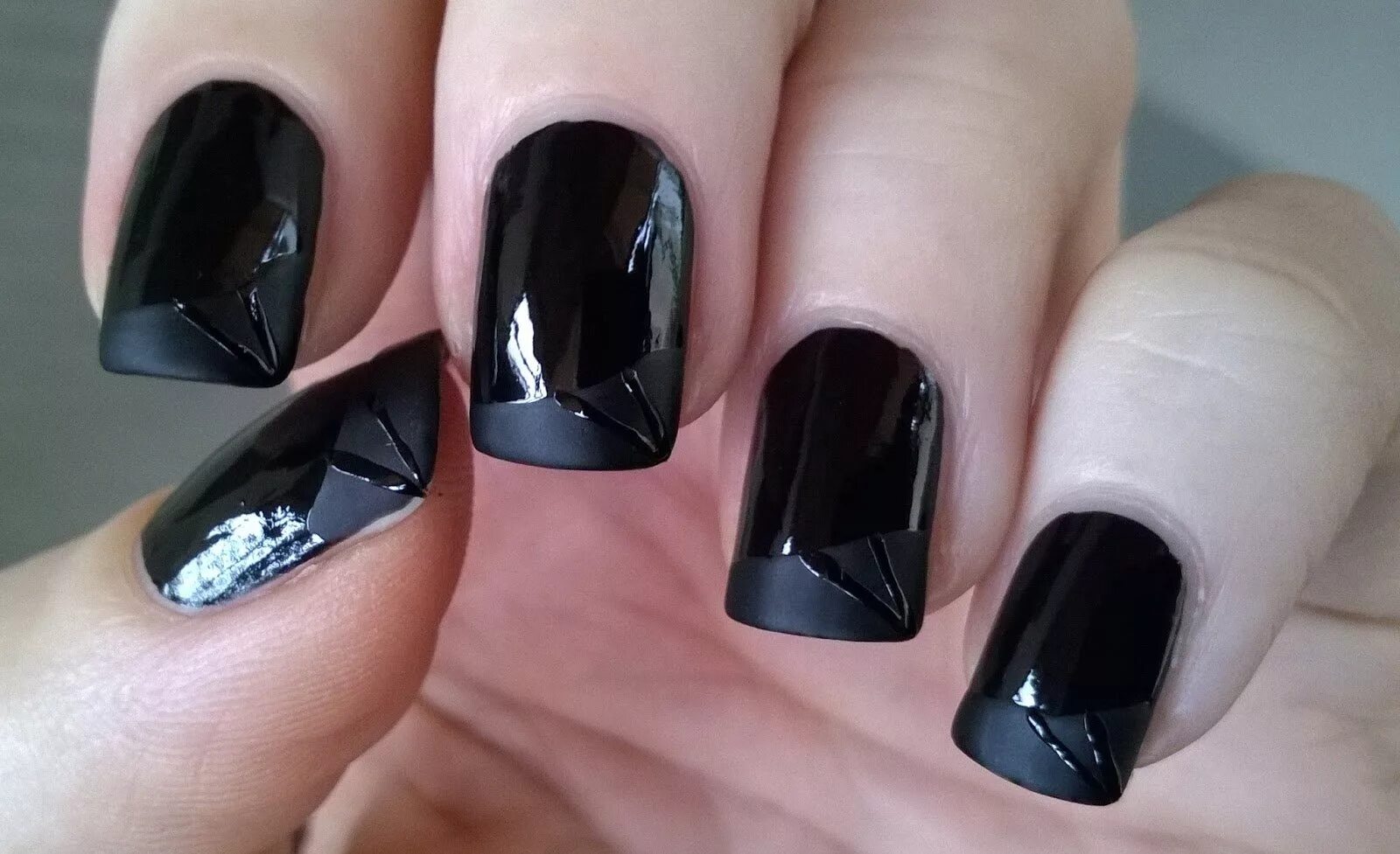 Блэк нэилс матовый. Красивые черные ногти. Красивый черный маникюр. Темный маникюр. Черные ногти.