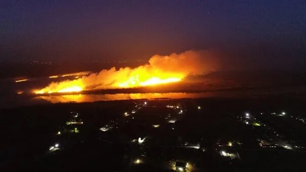 Погода зарево смоленская область. Зарево над троицком. Ночное зарево. Зарево в киеве. Красное зарево на небе.