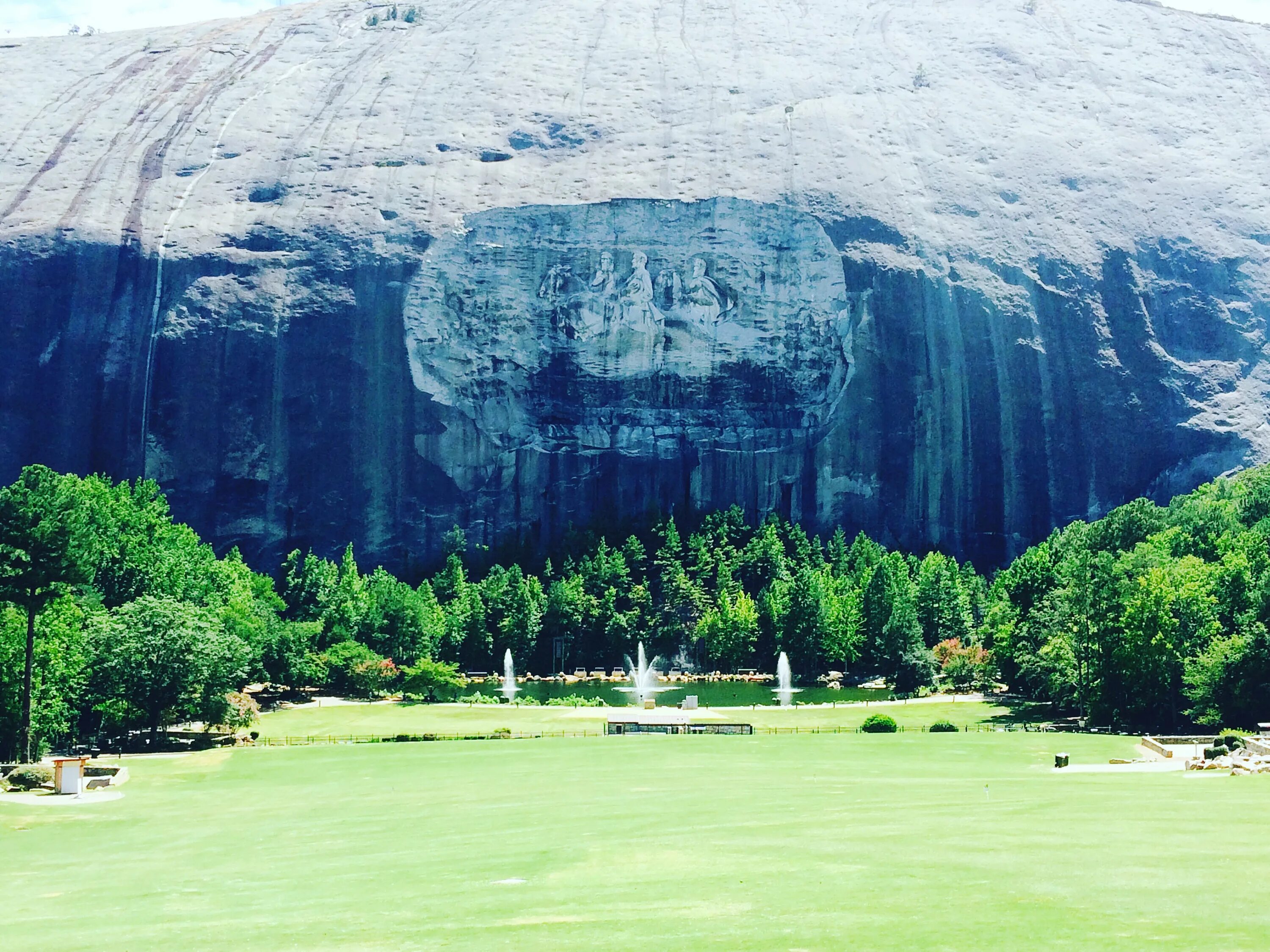 Парк стоун-маунтин. The mountain park. Каменная гора в джорджии. Парк стоун маунтин озеро. Парк стоун маунтин озеро.