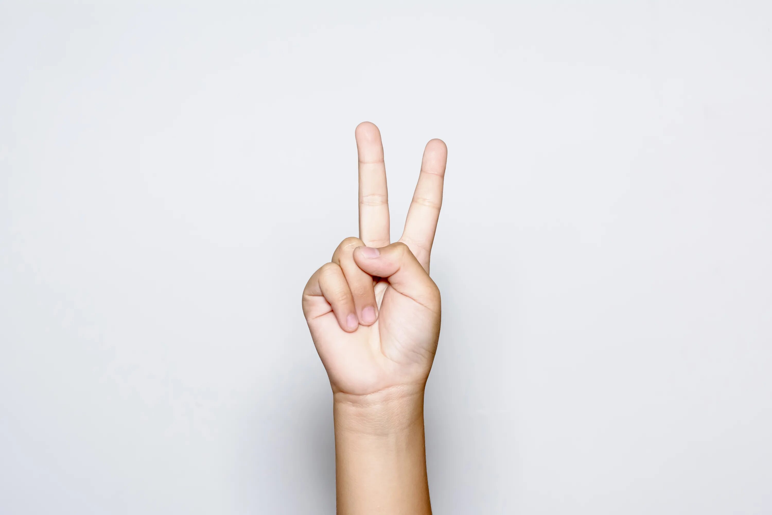 Два поднятых пальца вверх. Два пальца подняты вверх. Два пальца подняты вверх. Два пальца. Жест средний и большой палец.