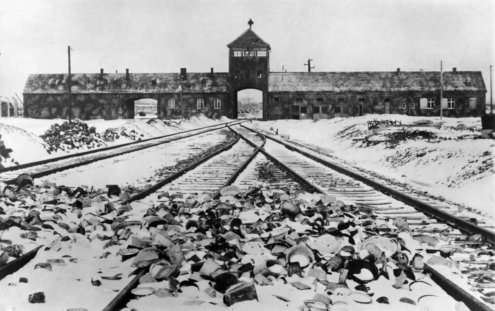 Концентрационный лагерь Освенцим (Auschwitz concentration Camp), Польша. Лагерь Аушвиц-Биркенау в Освенциме. Лагерь Освенцим Биркенау освобождение. Лагерь смерти Освенцим Польша. Освобождение фашистских лагерей