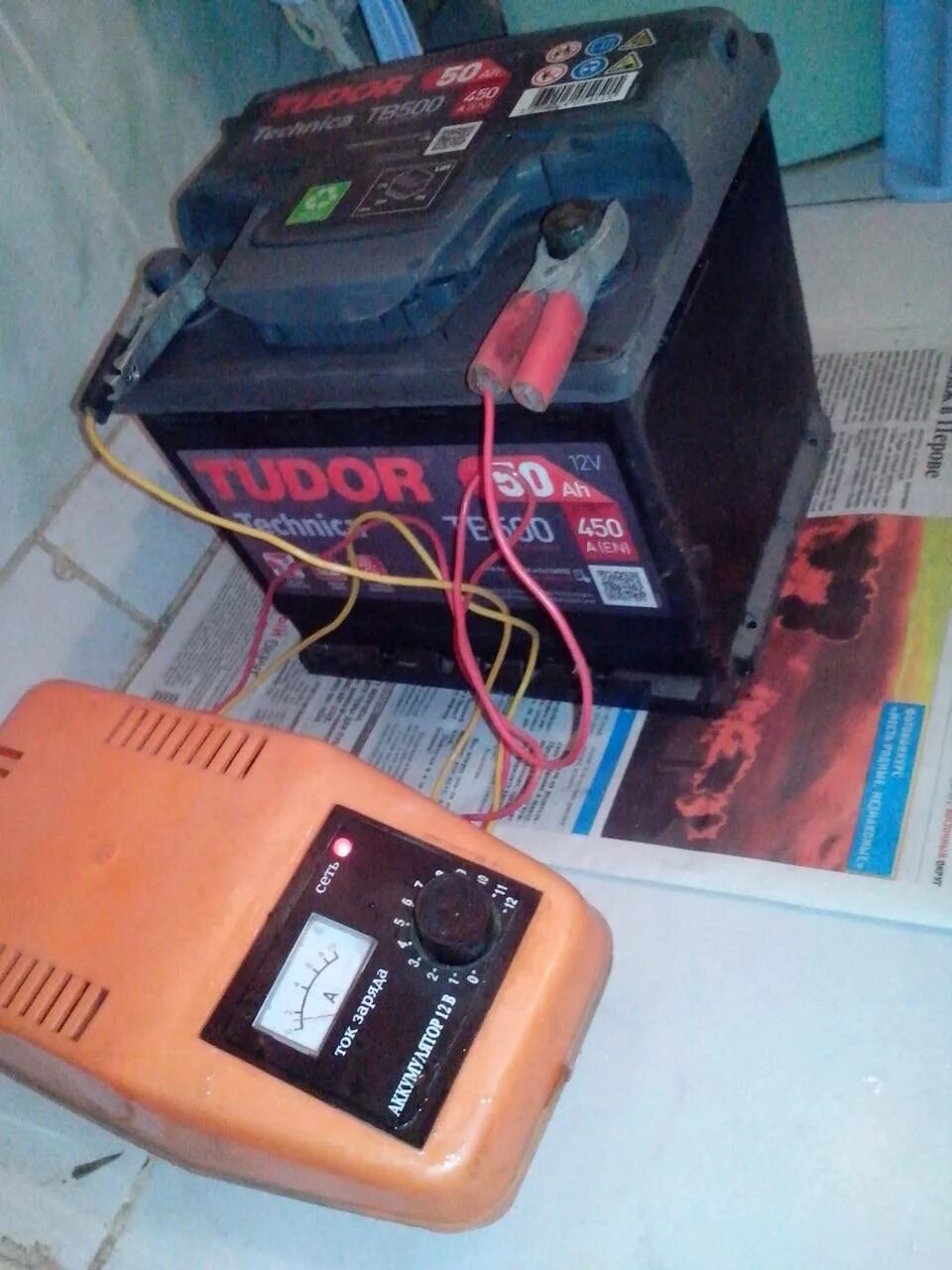 Зарядка аккумулятора автомобиля 12 вольт 60 ампер. Зарядка аккумулятора автомобиля зарядным. Зарядка автомобильного аккумулятора от 220 вольт. Зарядник для аккумулятора автомобиля. Зарядка для машинного аккумулятора.