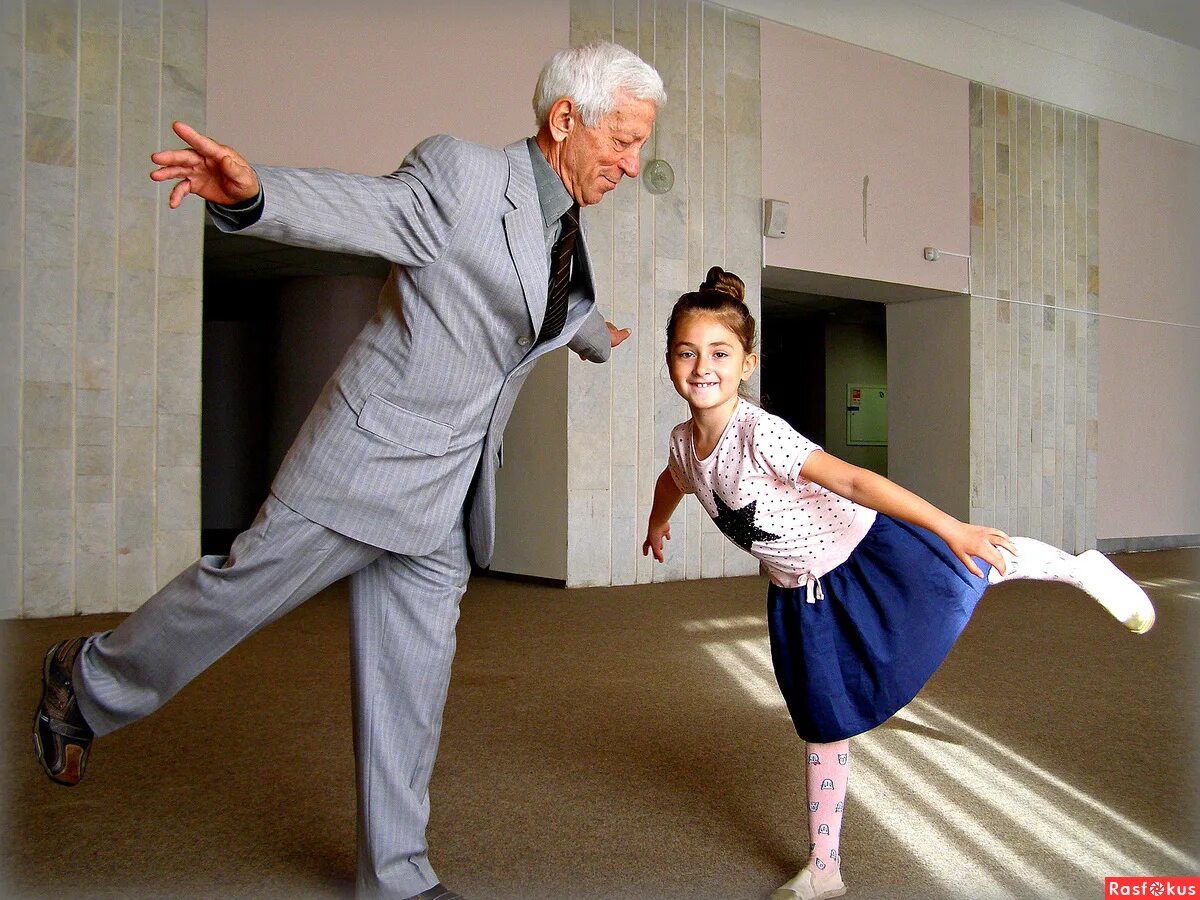 Где деды танцуют. Дед танцует. Танец дедушки. Танцующий дедушка. Дедули танцуют.