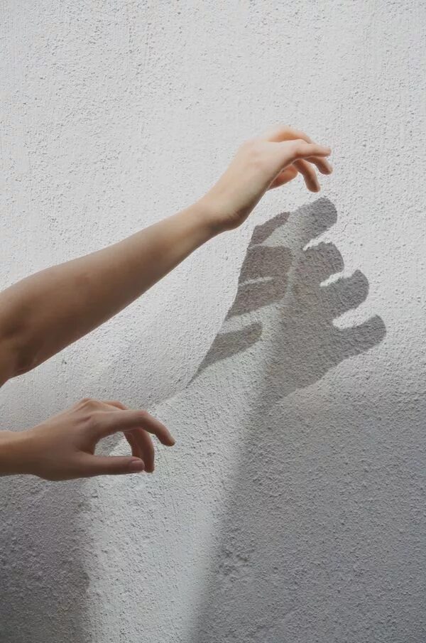 Тень от руки на стене. Hands maybe. Раскрытая ладонь. Красивые кисти рук. Рука человека.