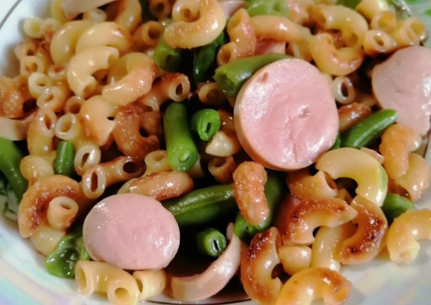 рецепт жареных макарон. рецепт жареных макарон. жареные макароны. жареные макароны на сковороде. тушеное мясо с макаронами.