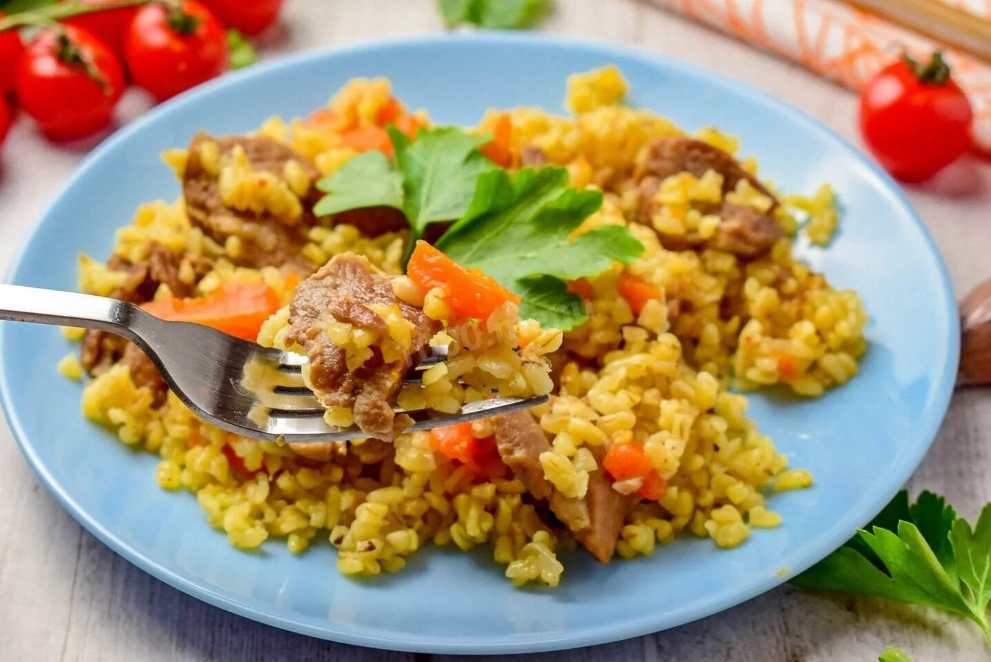 Булгур с куриными. Булгур с мясом. булгур с подливкой. булгур сладкий. булгур с овощами на праздник.