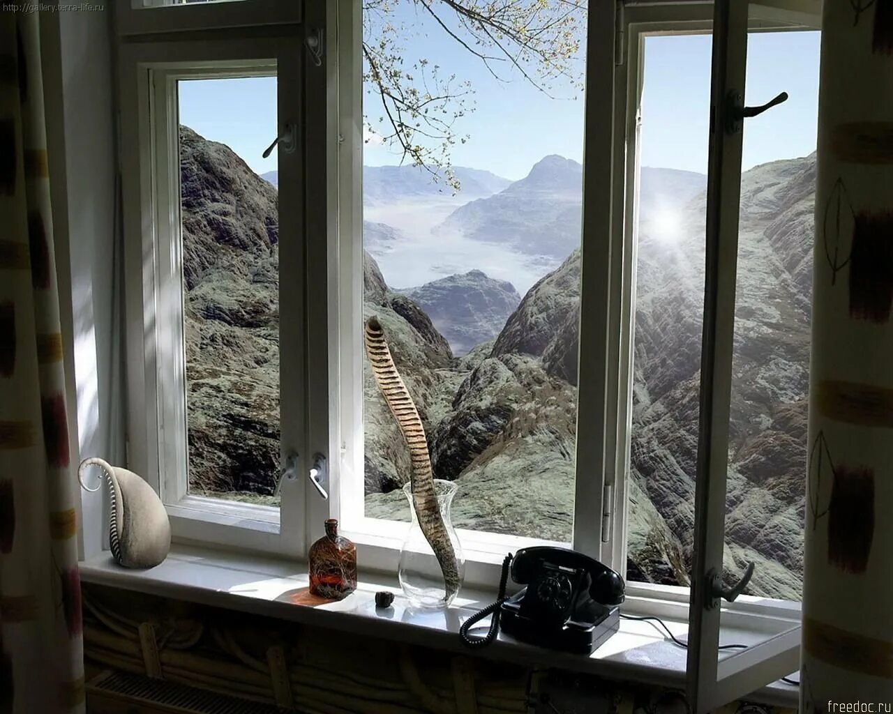 Окна холм. Вид из окна. Окно с красивым видом. Вид из окна на горы. Горы за окном.