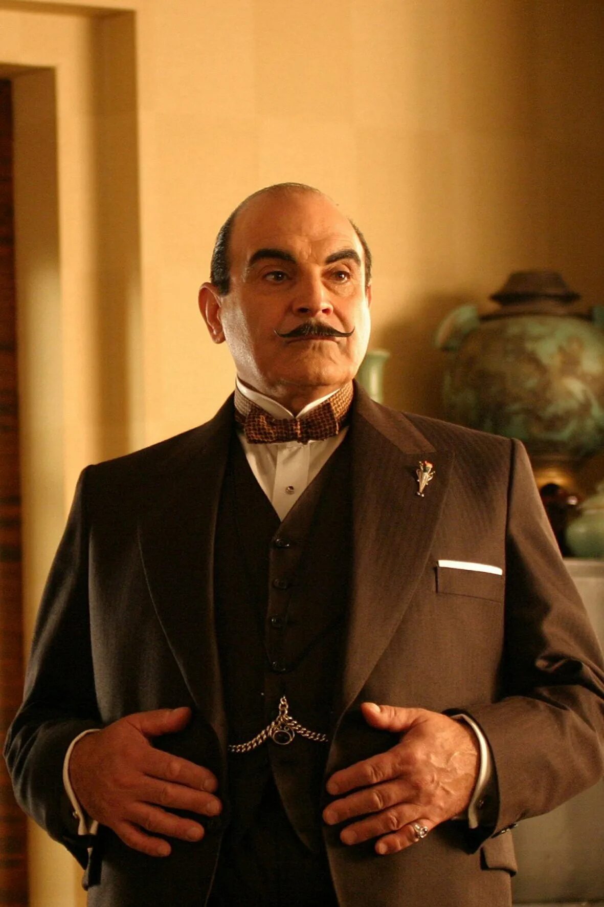 Дэвид суше в роли эркюля пуаро. Актер сыгравший пуаро. Актер сыгравший пуаро. Элькюр пуаро актер. Пуаро агаты кристи.