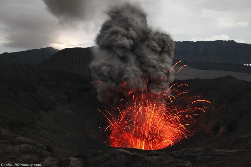 Извержение сицилийского вулкана этна. Жерло вулкана везувий. Вулкан ситуации. Вулкан дель фуэго. Опасные вулканы.