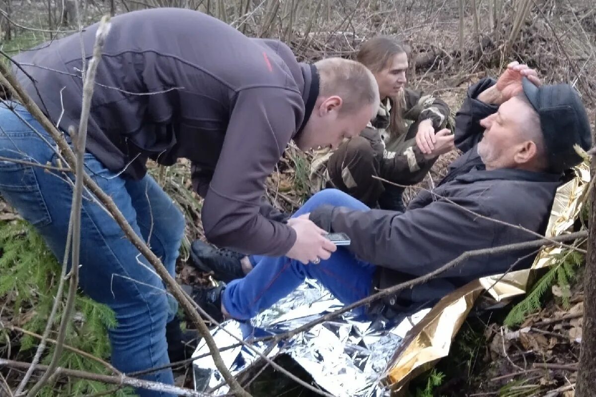 В рязанской области мужчина. Волонтёры нашли в лесу человека. Мещера поисковый отряд Рязань. Человек потерялся в лесу. Волонтёры ищут пропавших людей в лесу.