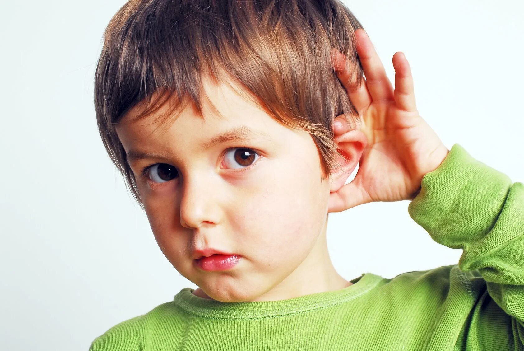 Дет с нарушением слуха. Глухой ребенок. Дети с нарушениями. Слуховое восприятие у детей. Глухонемой мальчик