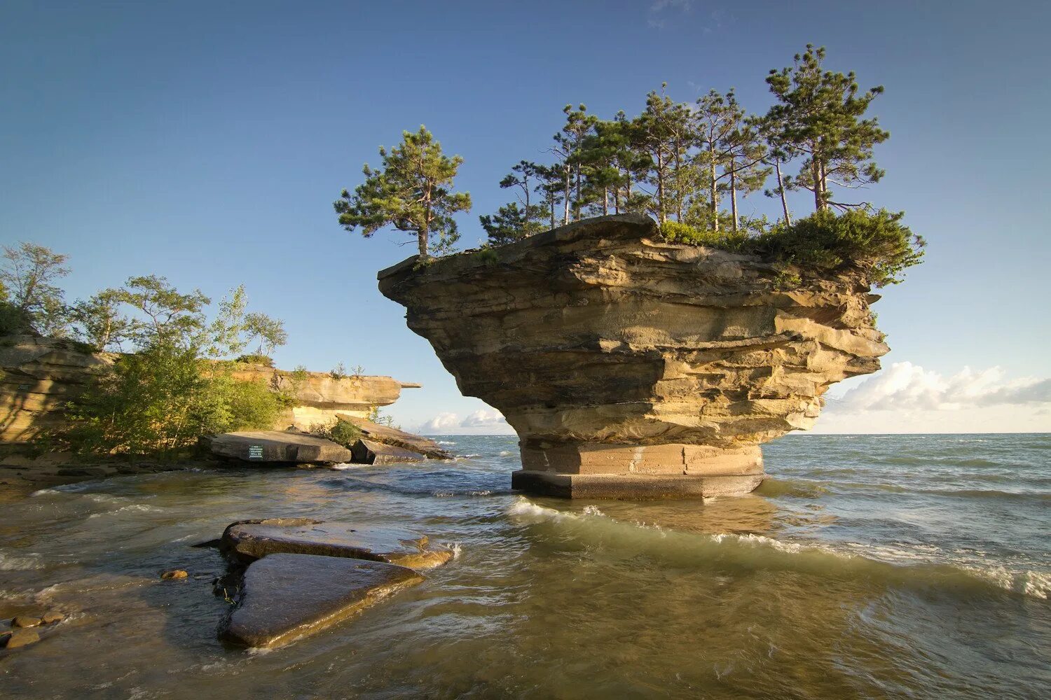 Гурон северная америка. Великое озеро гурон. Остров на озере гурон в мичигане. Гурон северная америка. Озеро гурон северная америка.