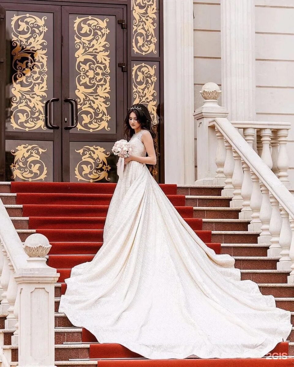 блондинка в черном платье. макияж и причёска для образа в стиле барокко в современности. изысканность роскошь. изысканность роскошь. шикарная леди.