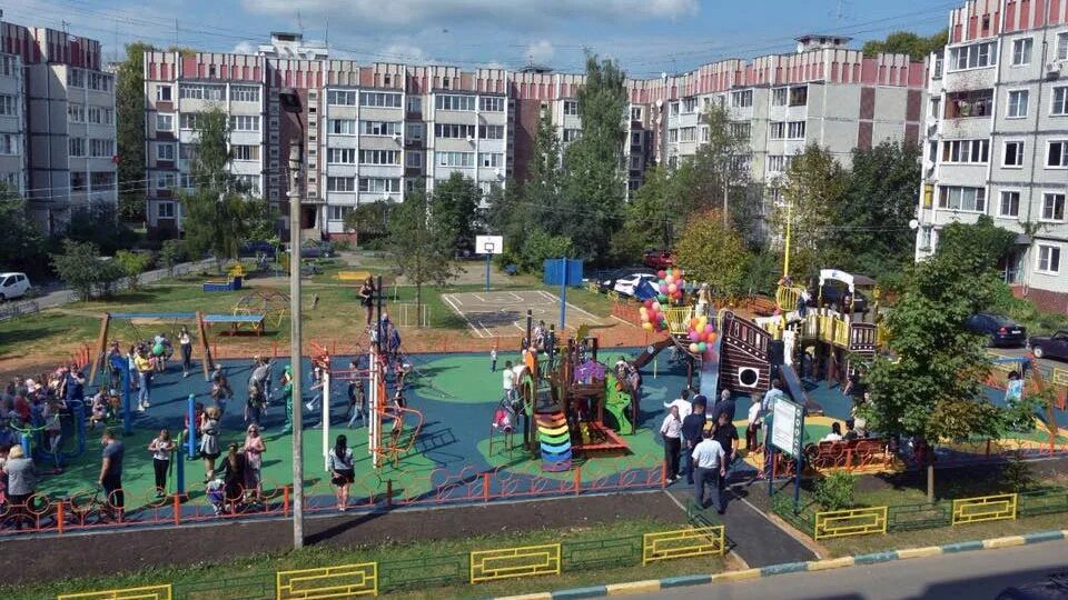 Красивые дворы многоквартирных домов. Пикабу труба в подмосковье во дворе. Электрогорск детская площадка. Дворы электрогорск. Благоустройство двора.