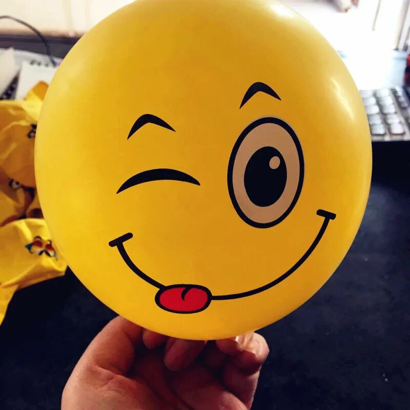 Фото со смайликом. Шарики смайлики. Воздушный шарик с улыбкой. Шарик улыбается. Улыбающийся смайлик.