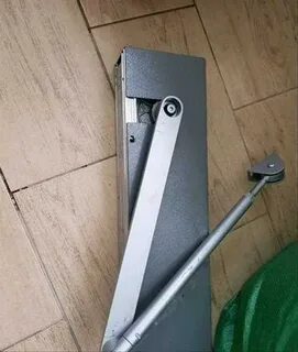 Доводчик с электроприводом