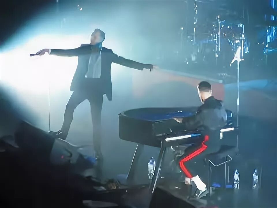 Hurts some kind of heaven. Hurts обои. Hurts some. Группа hurts. Some kind of heaven.