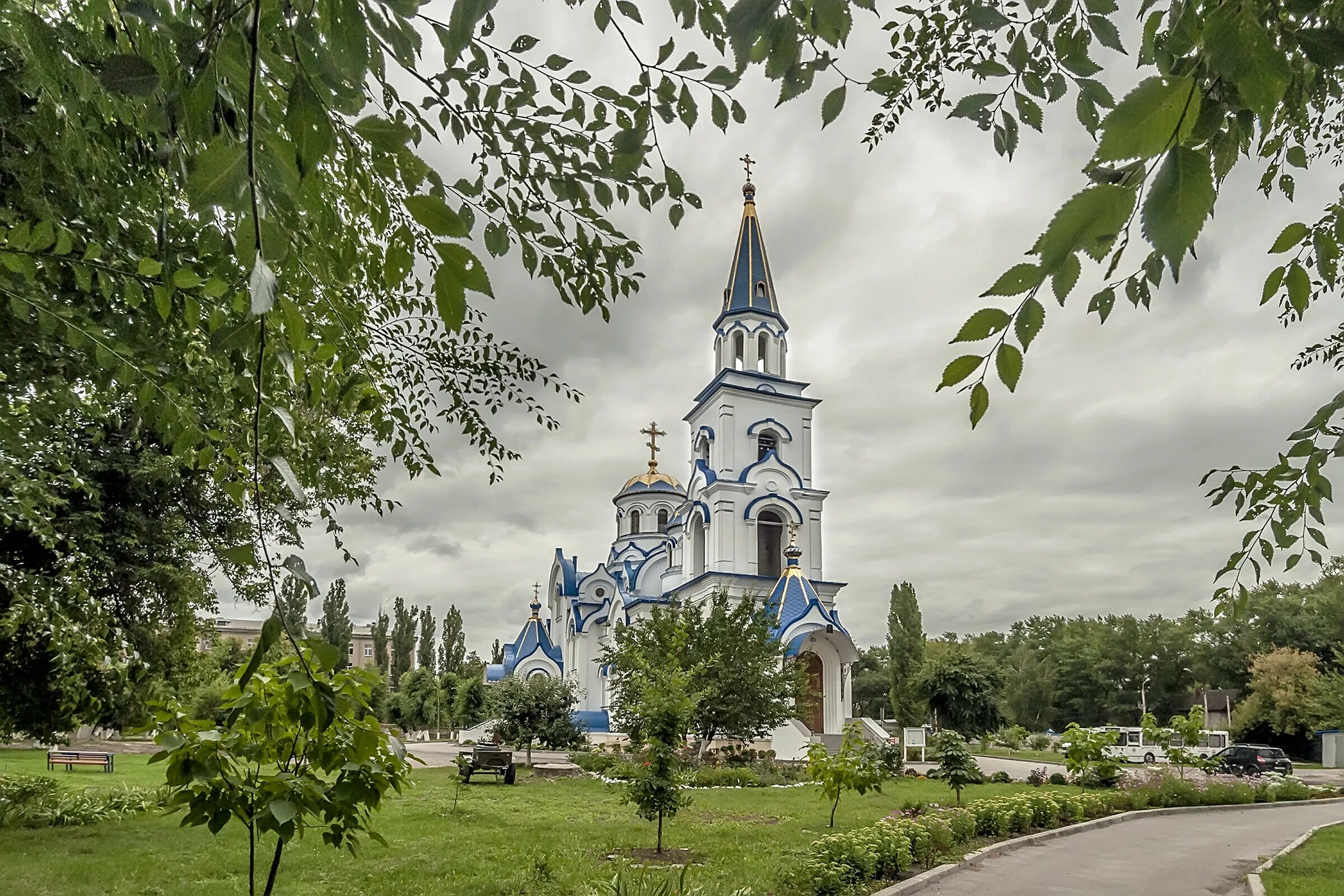 Стоит рядом с храмом