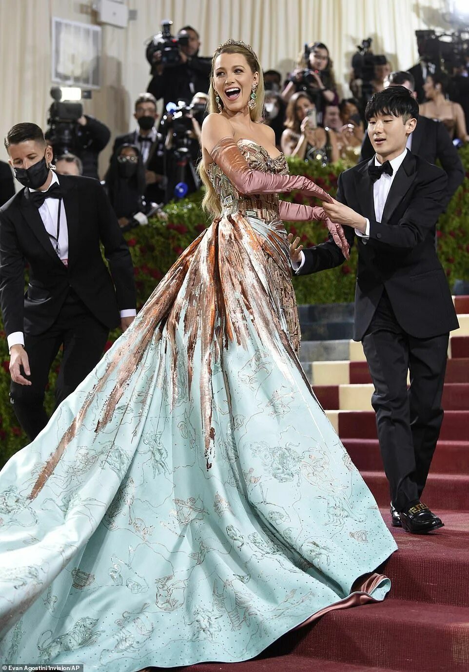 Энн хэтэуэй мет гала. Блейк лайвли мет гала 2019. Мет гала 2019. Met gala 2024 best. Met gala 2024 best.