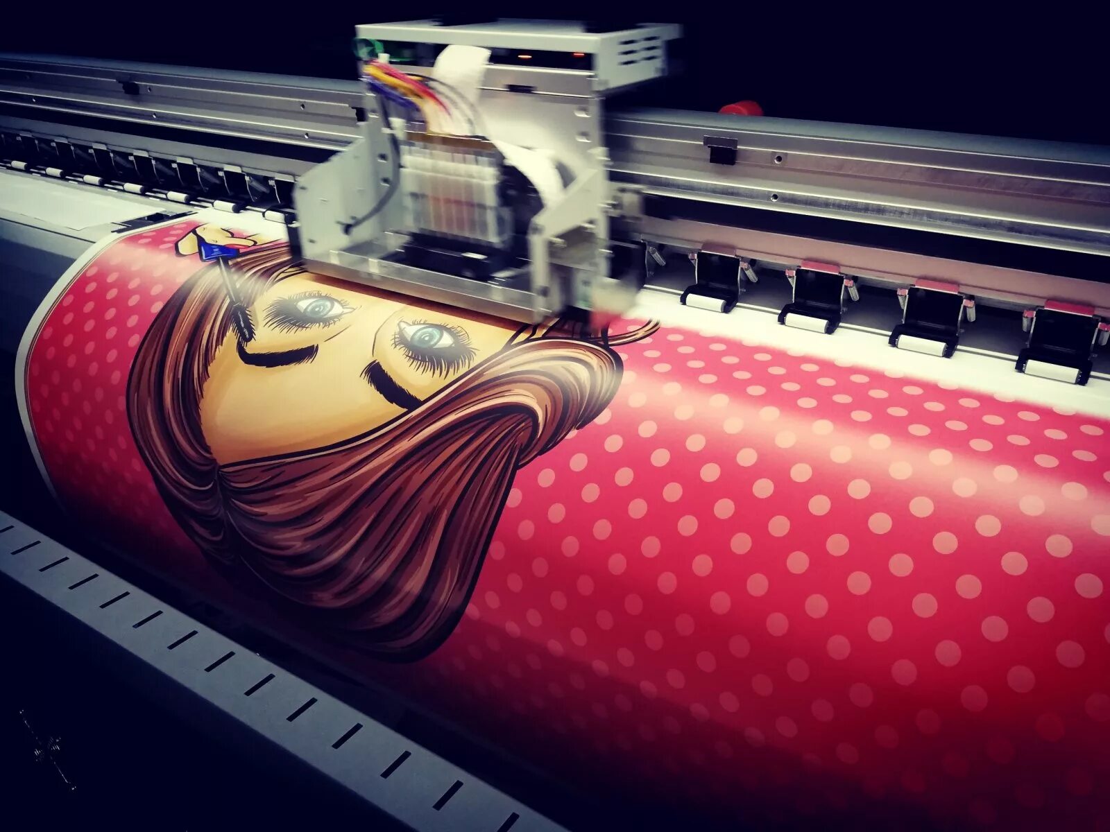 Широкоформатная печать оборудование. Уф плоттер мимаки. Широкоформатная печать баннер. Широкоформатный принтер реклама. Сольвентный принтер mimaki jv300 plus.
