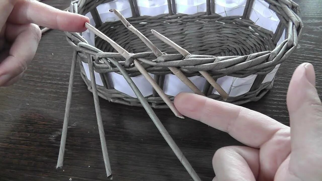 Бумажная лоза загибка коса. Плетение корзинки из бумажных трубочек. Плетение дна корзинки. Корзина из бумаги плетеная. Корзина из газетных трубочек.