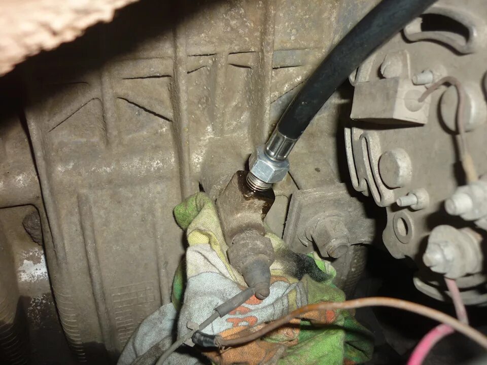 Датчик давления масла газель где стоит. Датчик давления масла уаз 402 двигатель. датчик давления буханка двигатель 402. датчик давления масла буханка 3962. датчик коленвала уаз 3303.