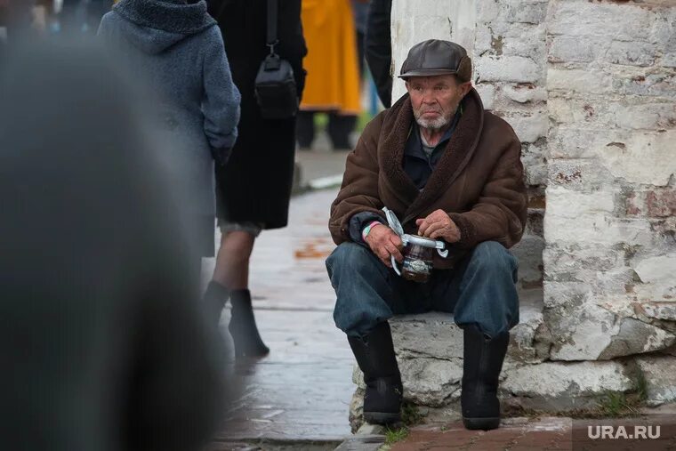 Современные нищие. Бедность населения. Люди станут беднее