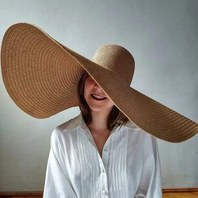Пляжная шляпа. Шляпа пляжная женская. Шляпа соломенная женская. Шляпа с большими полями. Большая соломенная шляпа
