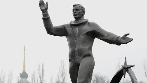 Памятник с поднятой рукой