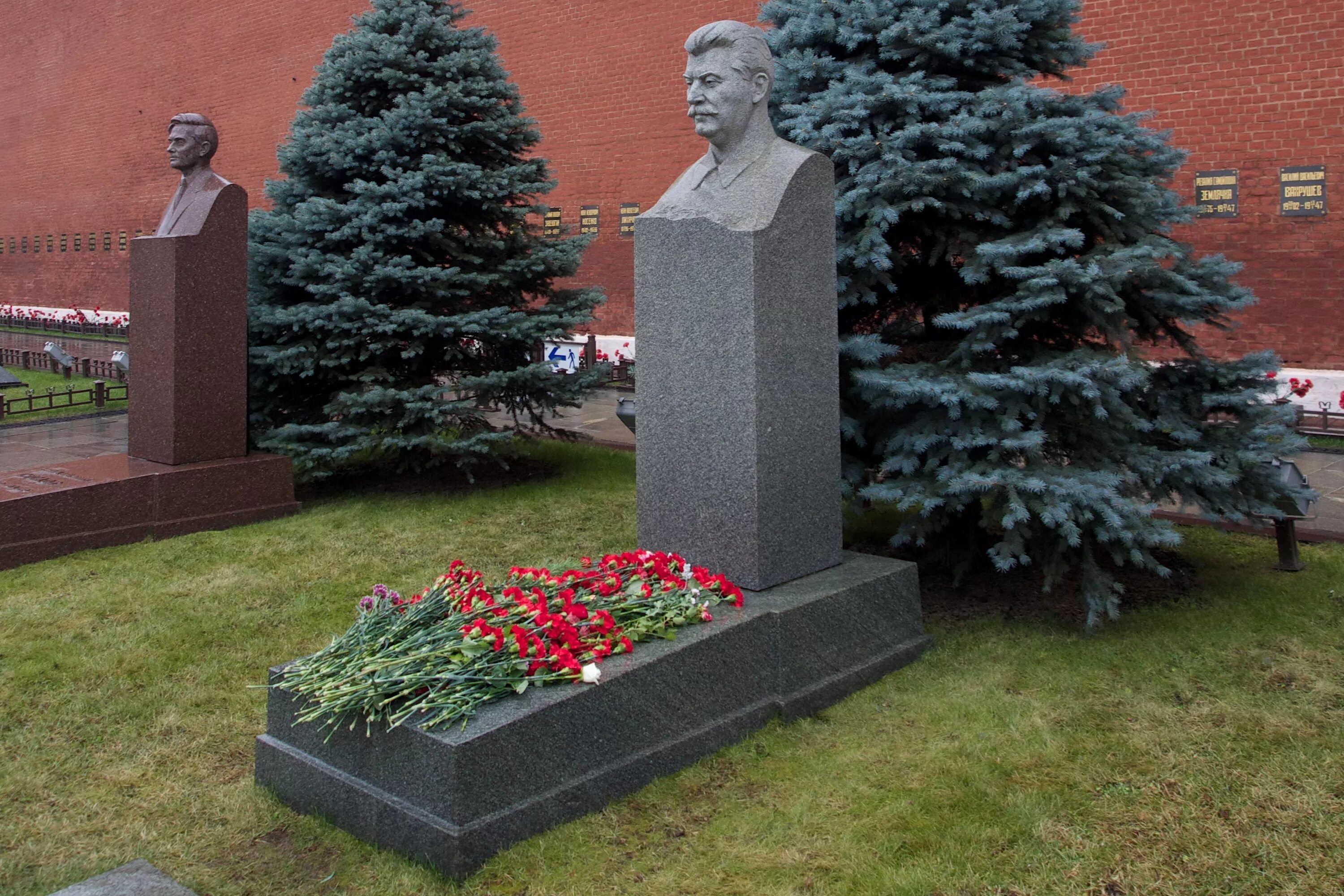Где похоронен сталин иосиф виссарионович кладбище. Сталин иосиф виссарионович могила. иосиф сталин могила. могила иосифа сталина. могила сталина иосифа виссарионовича.
