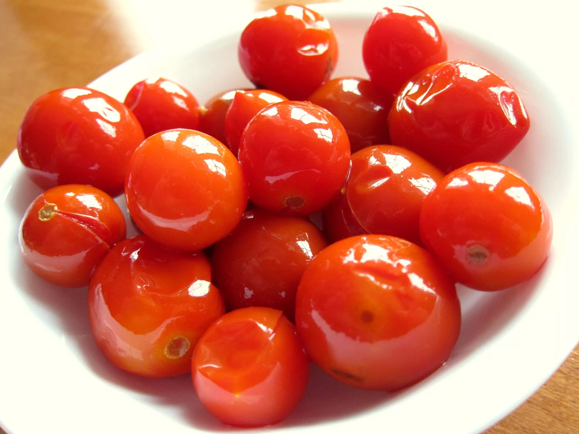 Почему помидоры соленые. Малосольные кислые помидоры черри. Соленья помидоры. Томаты маринованные. Помидоры солёные красные.