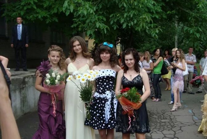 мамы на выпускном в школе. мамы на выпускном в шко. школьники выпускной. мамы на выпускном в школе. последний звонок мама.