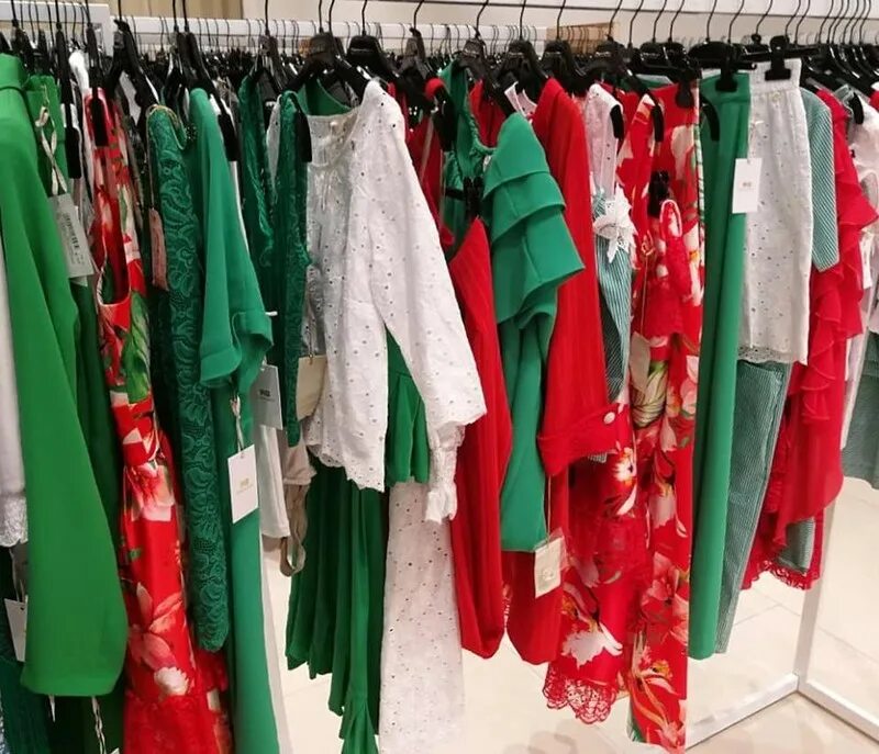 Одежда оптом со. Женская одежда. Одежда оптом со. Склад с вещами. Склад одежды.