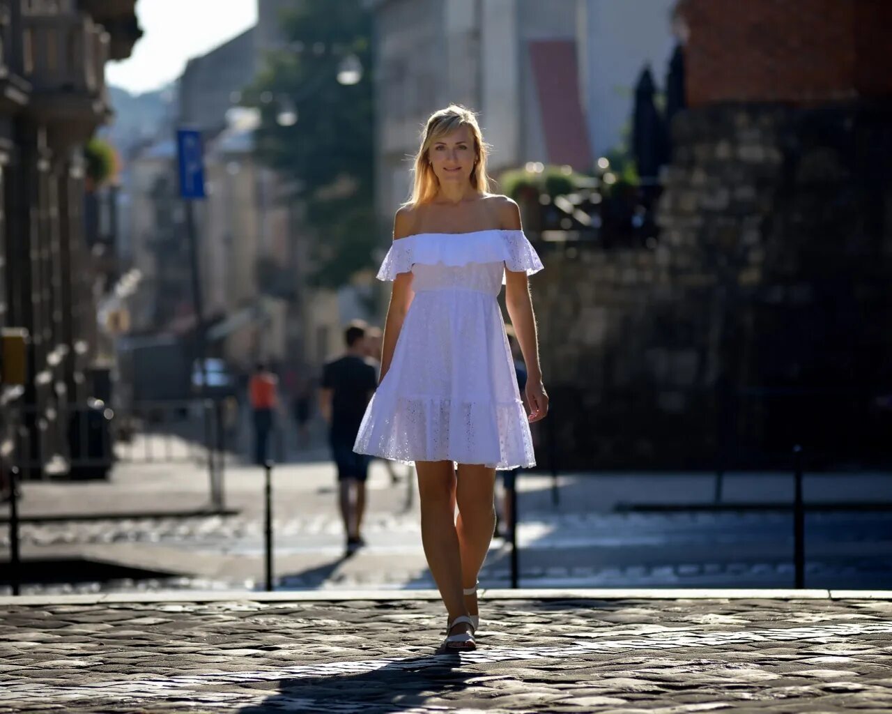 Девушка идет по дороге. Девушка в платье красивая. Девушка пошлит. Брюнетки во весь рост. Пошли девушки видео.