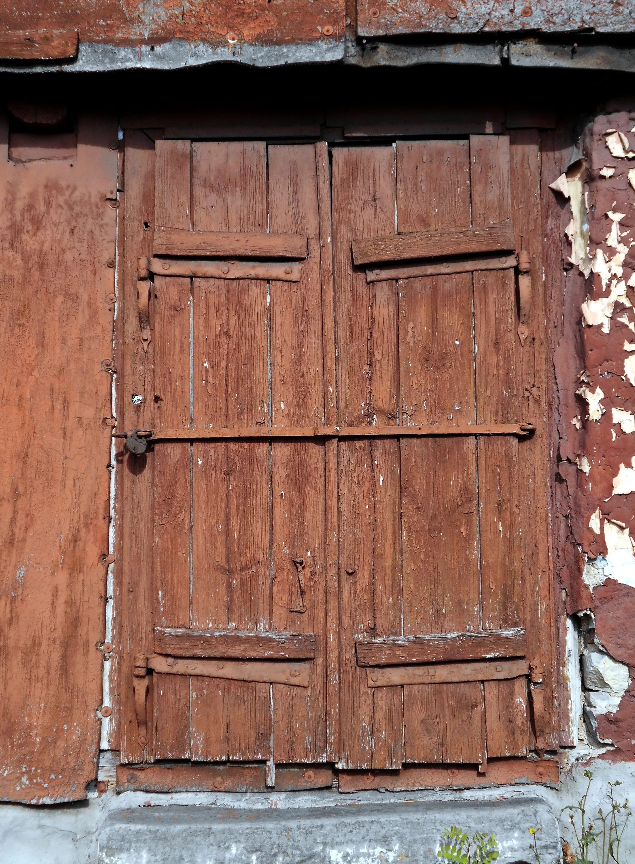 Дверь шлюза. Старые деревянные ворота. Старая дверь. Старинная деревянная дверь. Дверь гаража Старая.